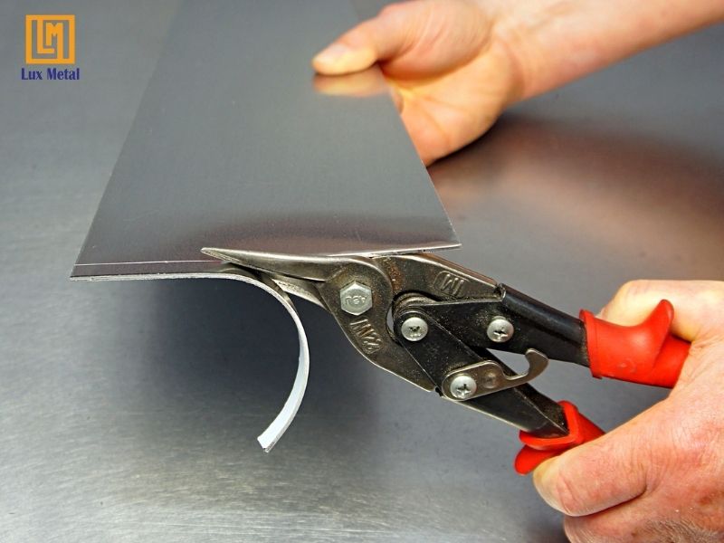 Cắt inox tấm mỏng bằng kéo cắt kim loại