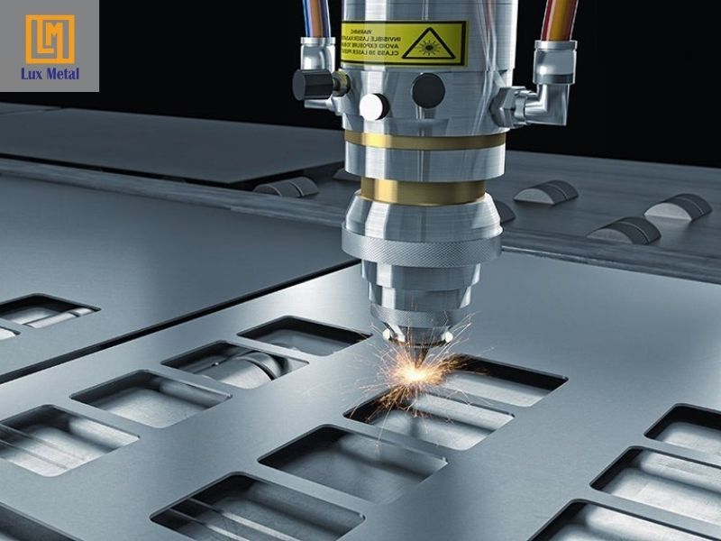 Quá trình cắt inox sử dụng thiết bị hiện đại tạo ra sản phẩm có độ chính xác cao