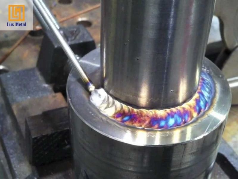 Hàn inox sử dụng nguồn nhiệt cao để làm tan chảy và kết nối các chi tiết