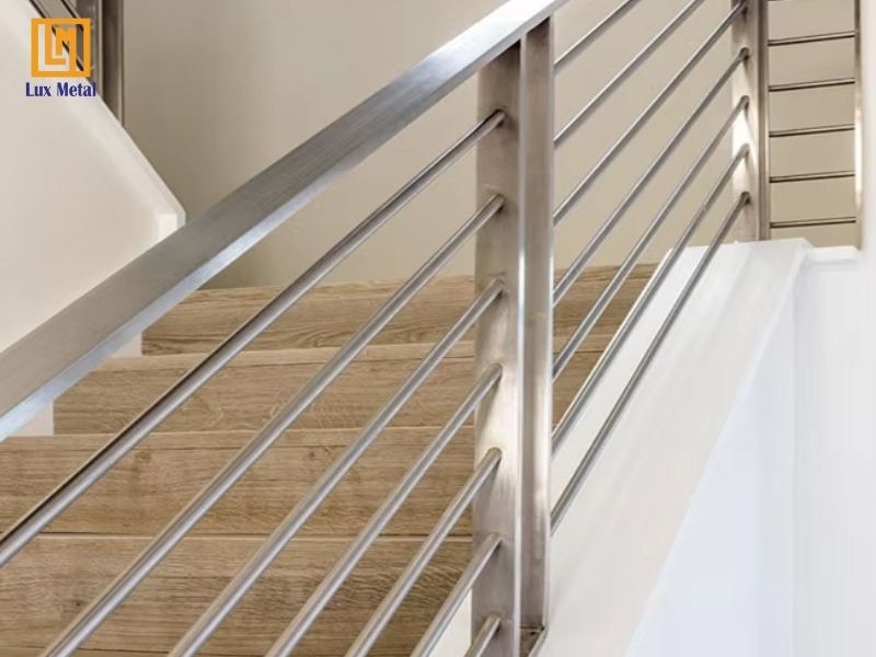 Lan can cầu thang inox với thiết kế hiện đại và an toàn