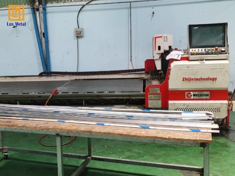 Lux Metal nhận gia công soi bào rãnh V kim loại