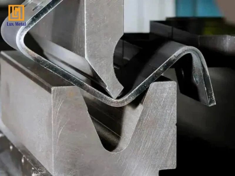Quy trình chấn gấp inox CNC tạo hình sản phẩm theo yêu cầu