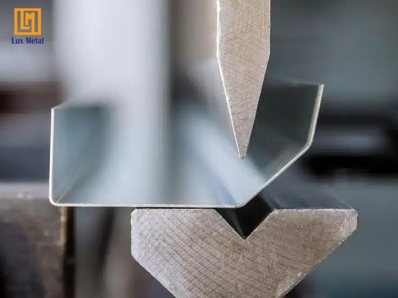 Quy trình 6 bước gia công chấn dập inox chuyên nghiệp tại xưởng Lux Metal