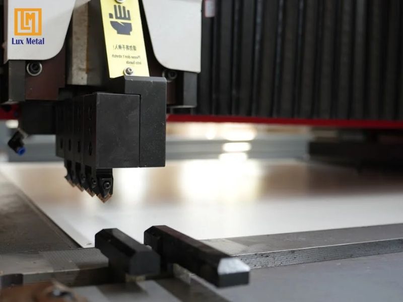 Máy bào rãnh V với độ chính xác cao giúp nâng cao chất lượng sản phẩm