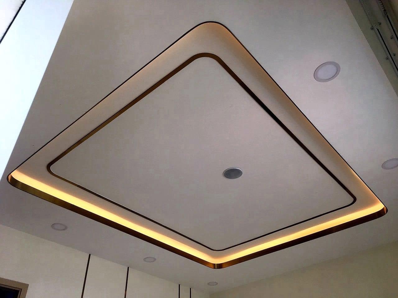 Trần inox mạ vàng đơn giản nhưng vẫn thể hiện được sự sang trọng