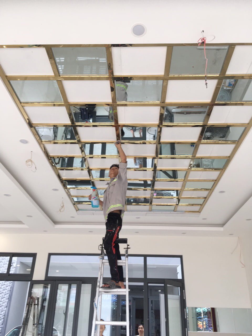 Nhận thiết kế thi công lắp đặt trần inox gương theo yêu cầu