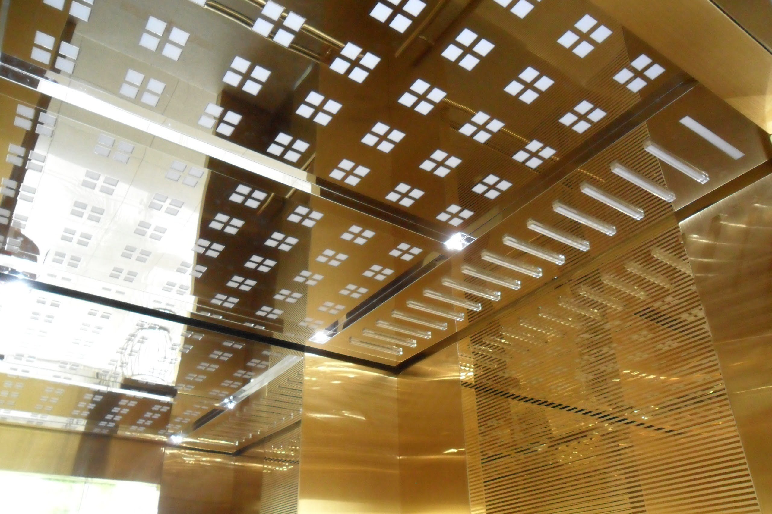 trần inox gương giúp không gian tăng  thêm ánh sáng