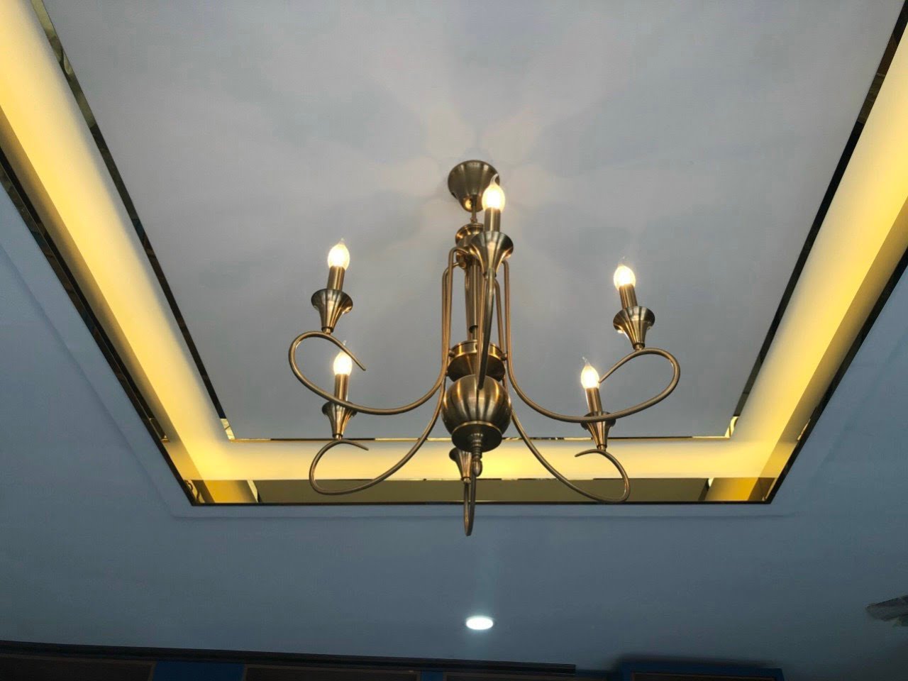 Thi công trần inox kết hợp với đèn led theo yêu cầu