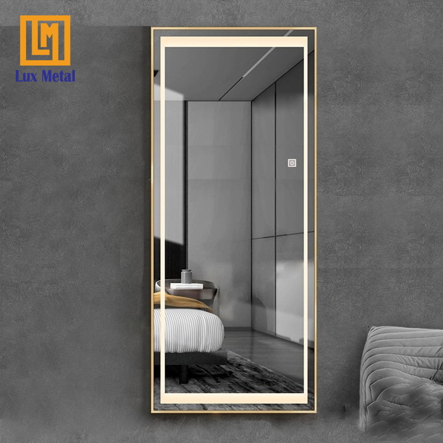 Gương toàn thân inox làm cho không gian trở nên sang trọng hơn.