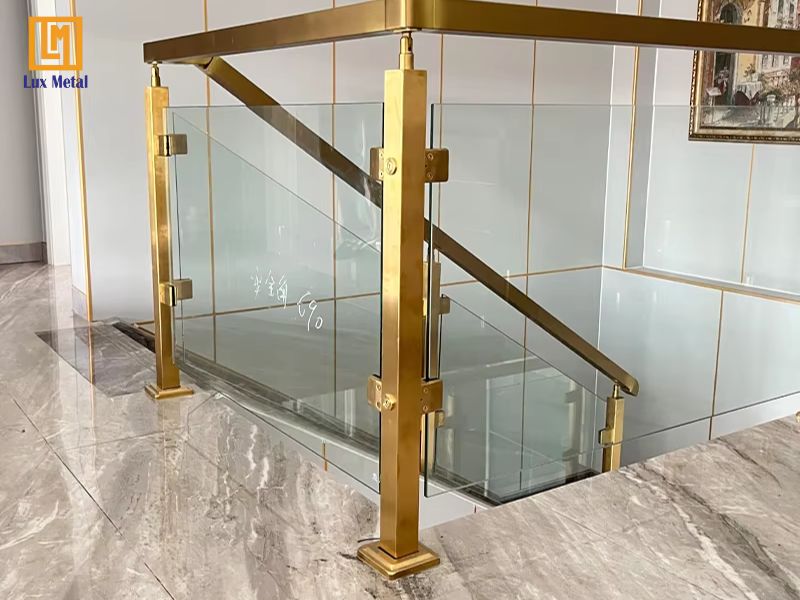 Cầu thang inox mạ vàng kết hợp kính sang trọng