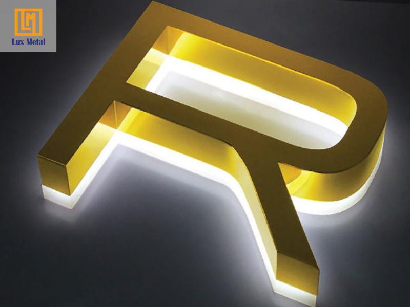 Chữ inox hắt sáng chân với hiệu ứng ánh sáng mềm mại