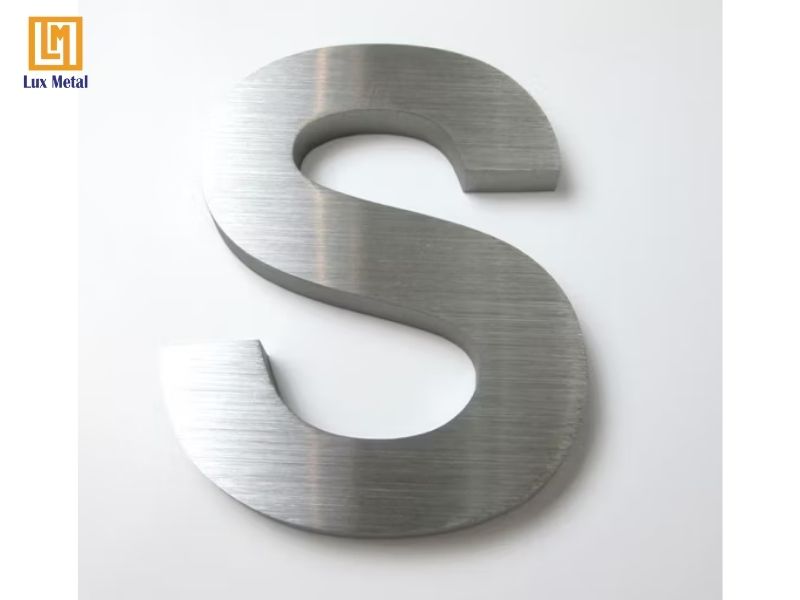 Chữ inox trắng xước với bề mặt xước mờ hiện đại