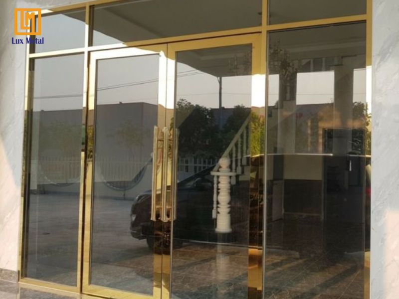 Cửa inox mạ vàng kết hợp kính cường lực hiện đại