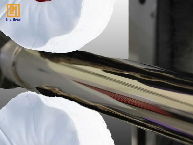 Quá trình đánh bóng inox loại bỏ vết xước và tạo bề mặt sáng bóng