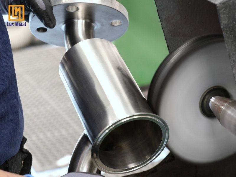 Kỹ thuật viên đang đánh bóng bề mặt sản phẩm inox