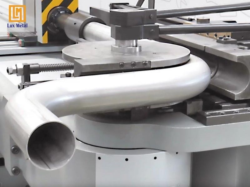 Gia công uốn inox sử dụng máy CNC hiện đại tạo góc uốn chính xác