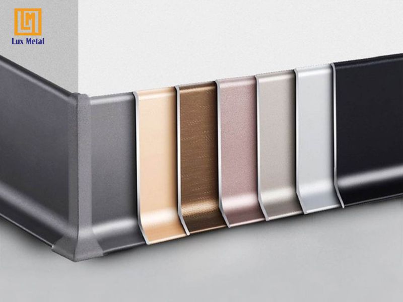 Nẹp inox len chân tường bảo vệ vị trí tiếp giáp sàn và tường