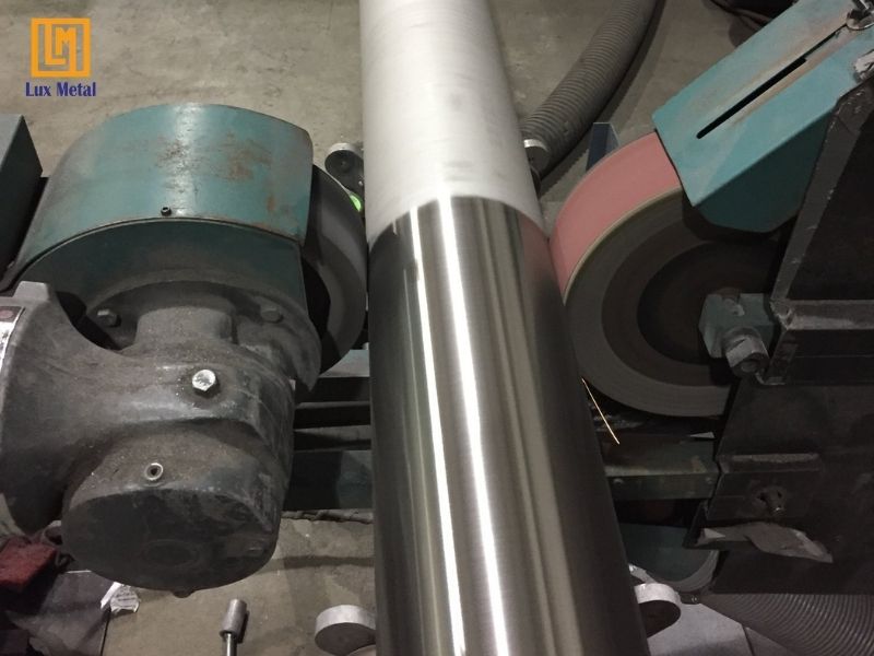 Quy trình đánh bóng inox chuyên nghiệp tại xưởng gia công Lux Metal