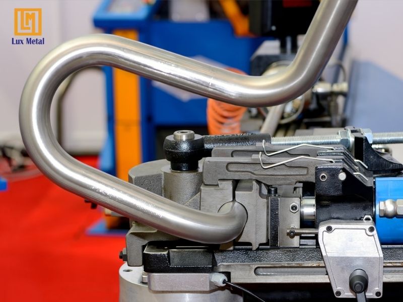 Quy trình 5 bước gia công uốn inox chuyên nghiệp tại Lux Metal