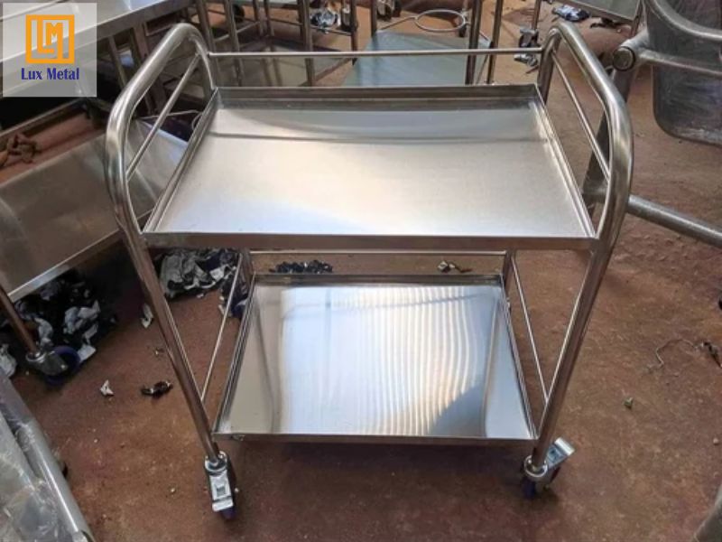 Xe đẩy y tế bằng inox đạt tiêu chuẩn vệ sinh và an toàn